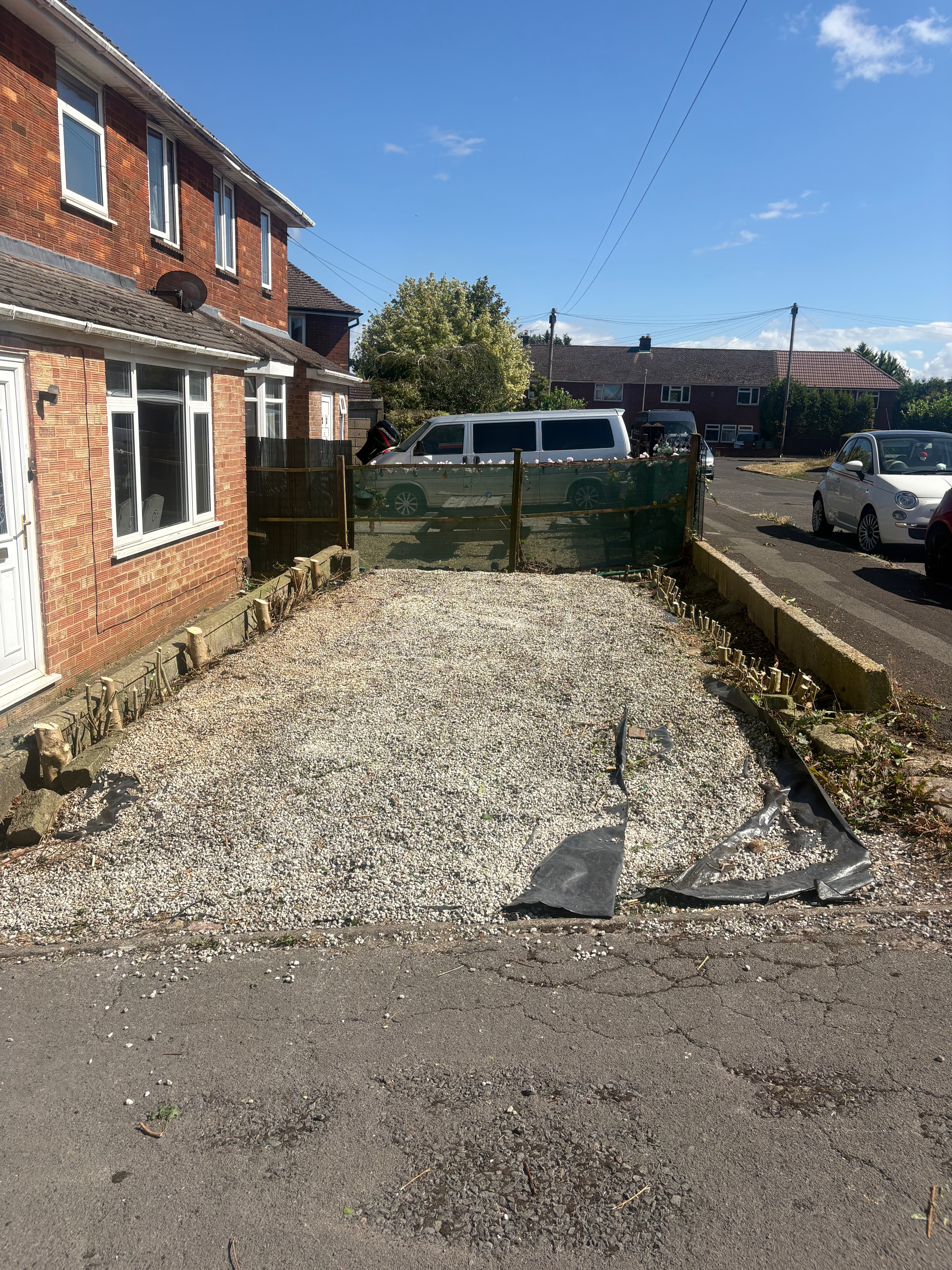Neatly trimmed hedges and tidy gravel area after JL & Oak work